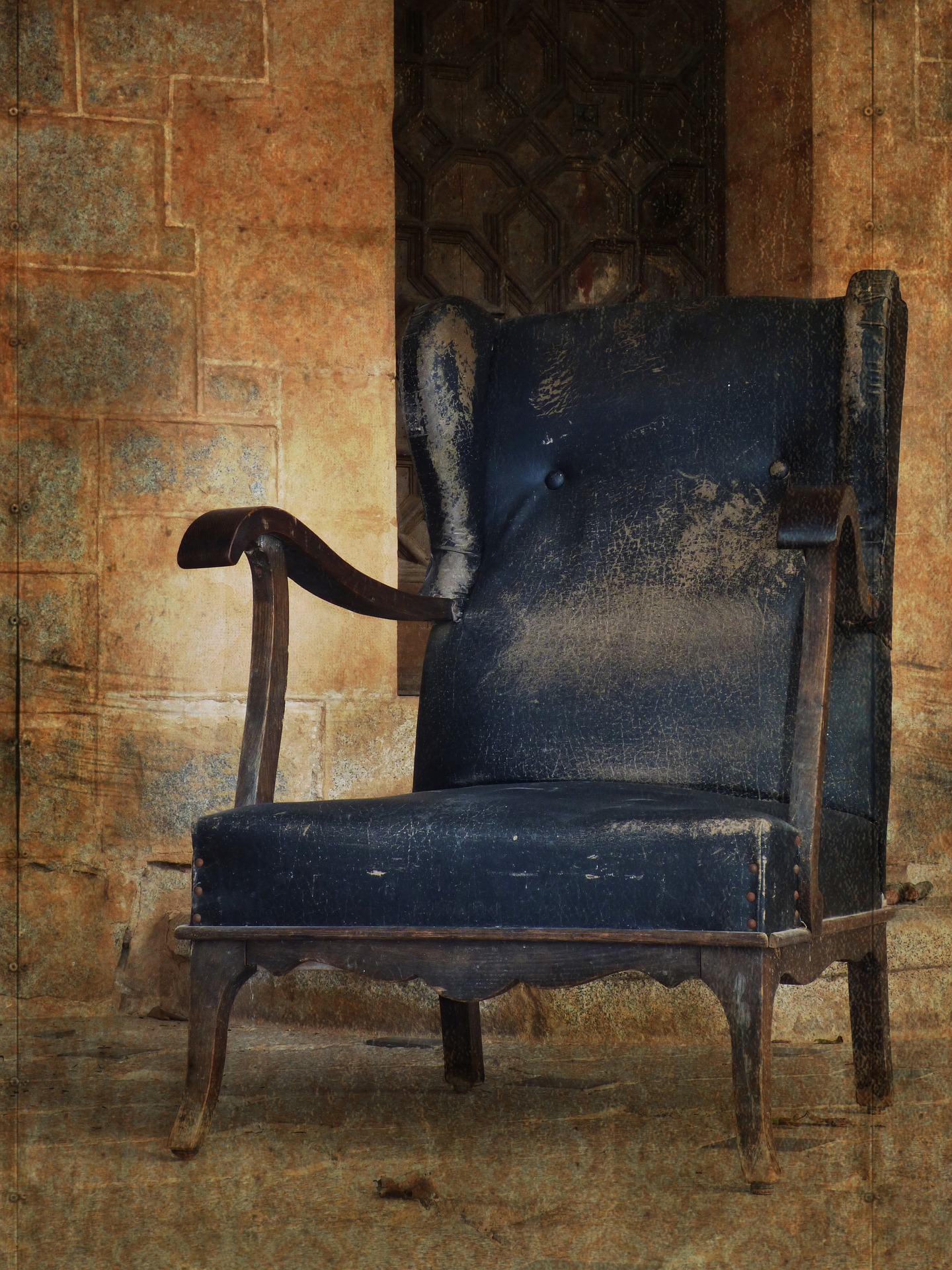 Кинуть стул. Старое кресло. Старинный стул. Кресло в Старом стиле. Кресло "Стар".